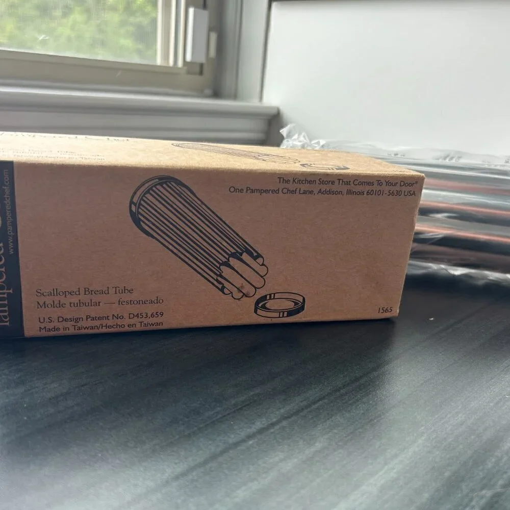 Pampered Chef Scalloped Bread Tube 9.4 x 3.4 x 3.4 inches NWT